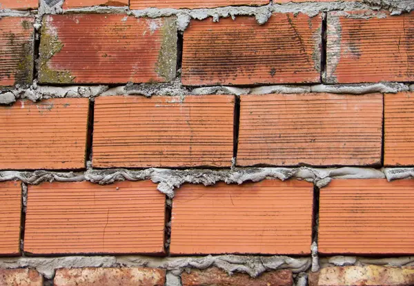 Dökülmüş çimentoyla tuğla duvar dokusu