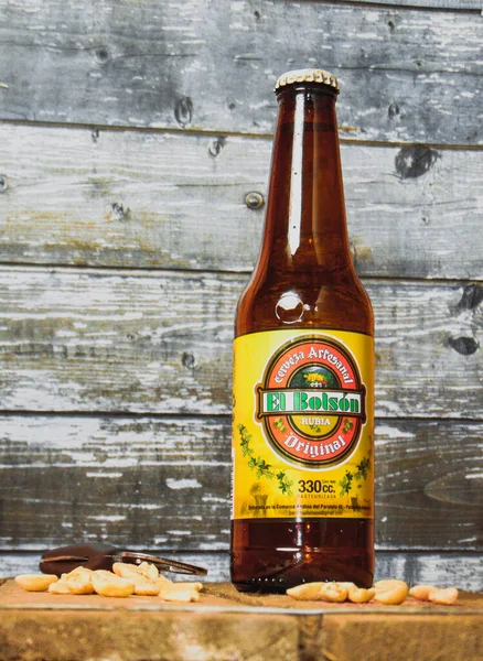 Fıstık ezmeli bira şişesi ve şişe açacağı.