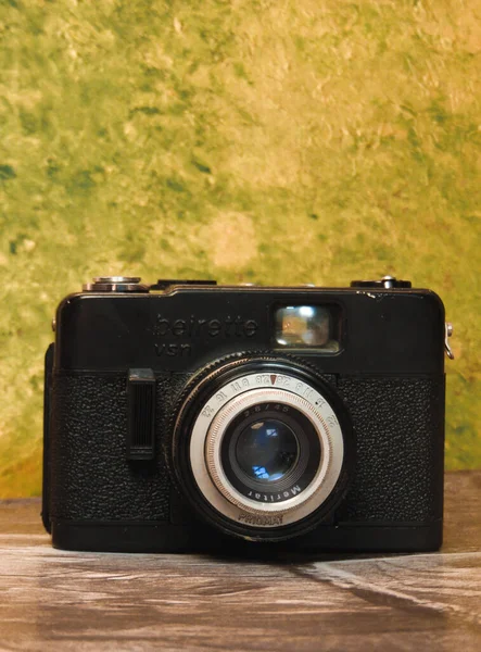 老式涂料底座上的老式复古相机 — 图库照片