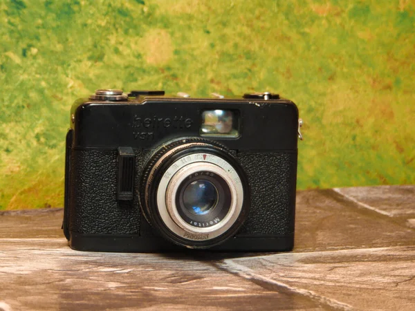 Vintage boya arka planında eski bir retro kamera