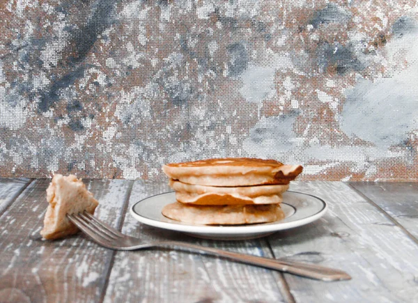 Klasik arka planda tam buğday krepleri. sağlıklı kahvaltı konsepti