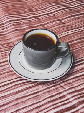 Ahşap tabanda antik kahve fincanı.