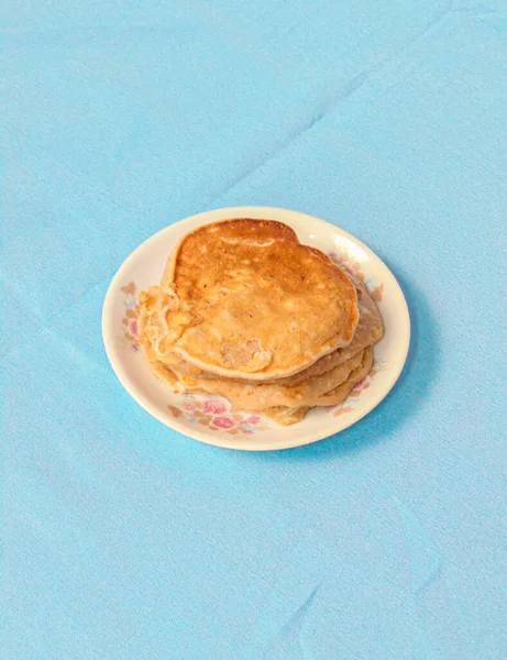 Krepler açık mavi arkaplanlı klasik tabakta.