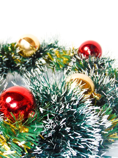 Detalhe Grinalda Natal Com Bolas Natal Vermelhas Douradas Fundo Branco — Fotografia de Stock
