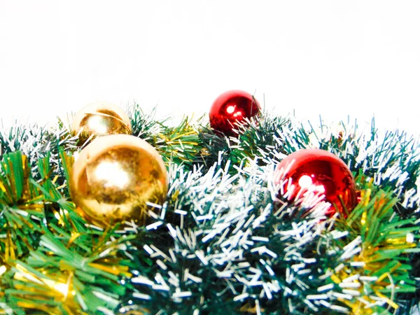 Detalhe Grinalda Natal Com Bolas Natal Vermelhas Douradas Fundo Branco — Fotografia de Stock