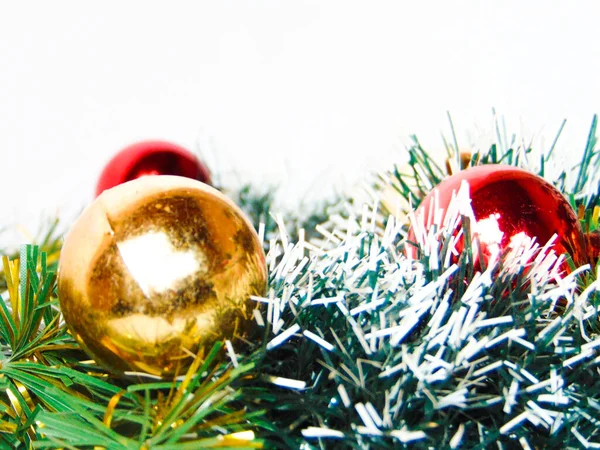 Detail Vánočního Věnce Červenou Zlatou Vánoční Koule Bílém Pozadí — Stock fotografie