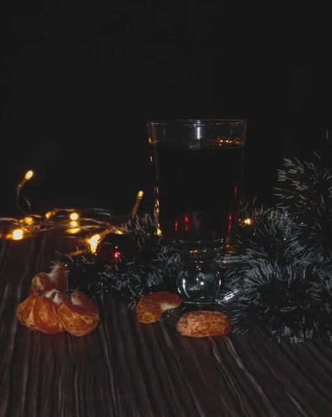 Tasse Tee Mit Weihnachtsdekoration Und Mandarinen Mit Weihnachtsbeleuchtung — Stockfoto