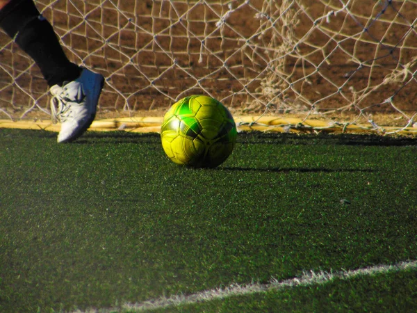 Λεπτομέρεια Των Ποδοσφαιριστών Συνθετικό Γρασίδι Τομέα Κίτρινη Μπάλα — Φωτογραφία Αρχείου