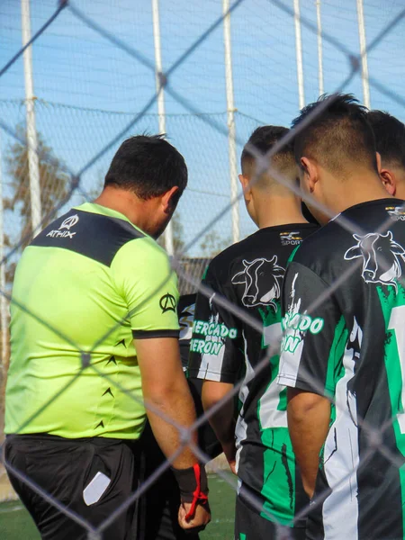 Árbitro Jugadores Jugando Partido Fútbol Campo Césped Sintético Día Soleado — Foto de Stock