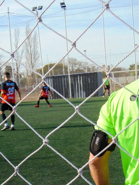 Orang Orang Memainkan Pertandingan Sepak Bola Lapangan Rumput Sintetis Hari — Stok Foto