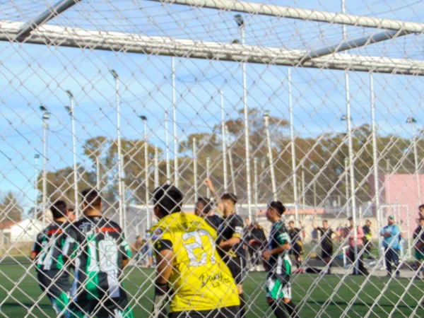 Orang Orang Memainkan Pertandingan Sepak Bola Lapangan Rumput Sintetis Hari — Stok Foto