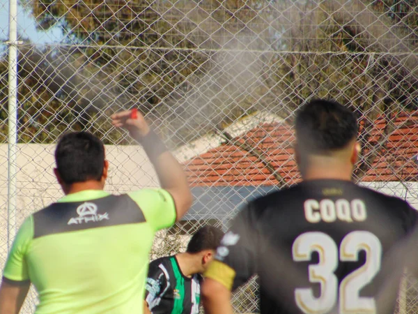 Árbitro Jugadores Jugando Partido Fútbol Campo Césped Sintético Día Soleado —  Fotos de Stock