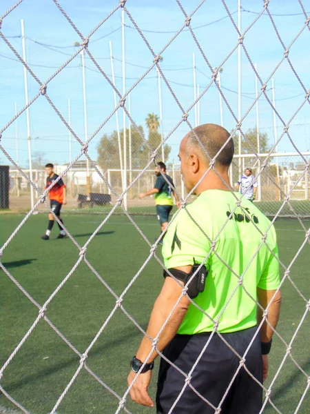 Arbitre Chauve Dans Match Football Sur Terrain Gazon Synthétique — Photo