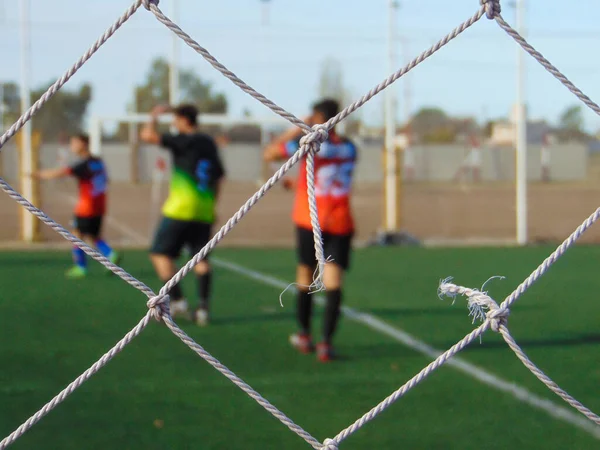Gente Jugando Partido Fútbol Campo Césped Sintético Día Soleado — Foto de Stock