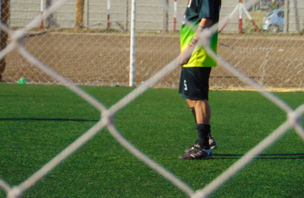 Pessoas Jogando Jogo Futebol Campo Grama Sintética Dia Ensolarado — Fotografia de Stock