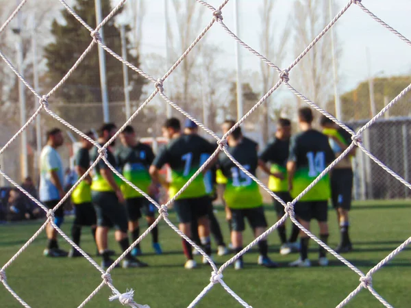 Gente Jugando Partido Fútbol Campo Césped Sintético Día Soleado —  Fotos de Stock