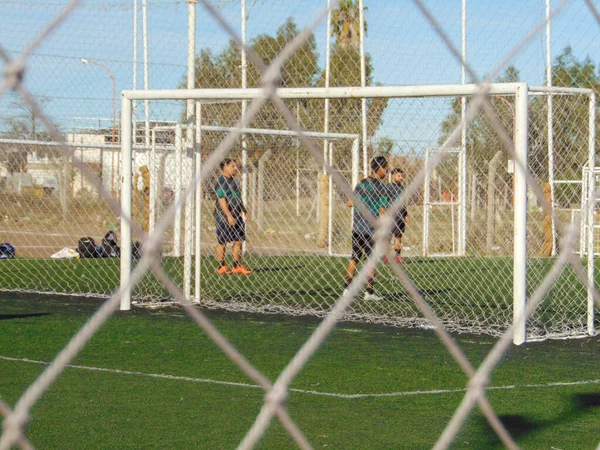 Люди Играют Футбол Синтетическом Травяном Поле Солнечный День — стоковое фото