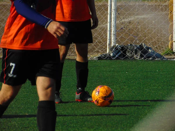 Λεπτομέρεια Των Ποδοσφαιριστών Συνθετικό Γρασίδι Τομέα Πορτοκαλί Μπάλα — Φωτογραφία Αρχείου