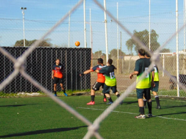 Persone Che Giocano Una Partita Calcio Sul Campo Erba Sintetica — Foto Stock