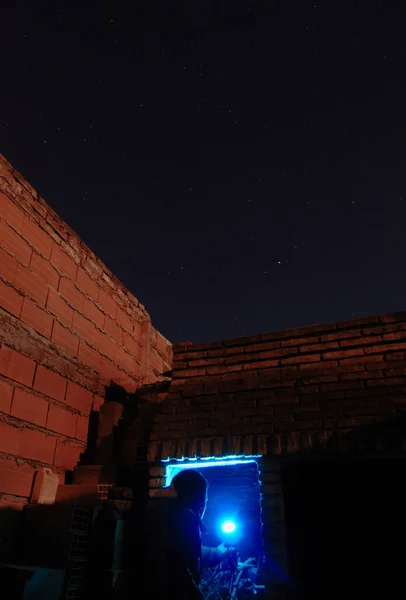 Astrofotograf Mann Mit Blauer Taschenlampe Beleuchtet Ziegelwand Mit Himmel Mit — Stockfoto