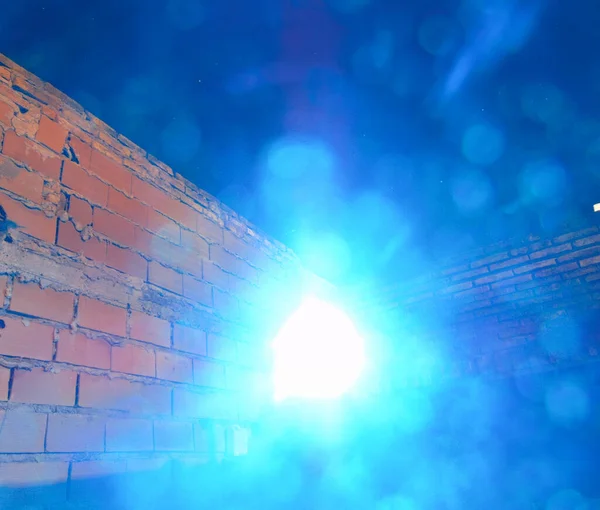 Astrofotografi mavi fener gece gökyüzünde parlıyor