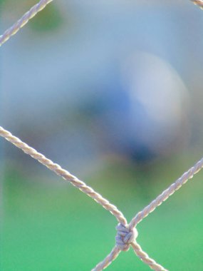 Odaklanamayan futbol oyuncularının arka planına sahip futbol sahası