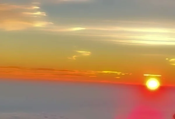 Karla kaplı dağlarla kaplı güzel kış manzarası