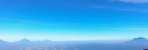 Dağları ve bulutları olan güzel bir manzara