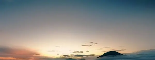 Gölün üzerinde güzel bir gün batımı