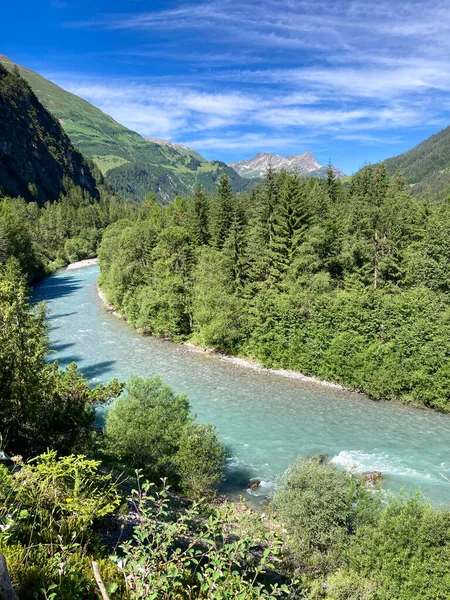 オーストリアの風景の中を流れる青いレーチ川 — ストック写真
