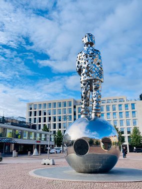 Finlandiya 'da Helsinki' de etkileyici bir heykel