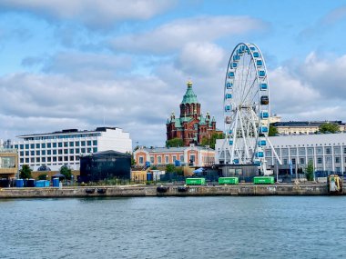 Limandaki modern Helsinki eğlence alanı.