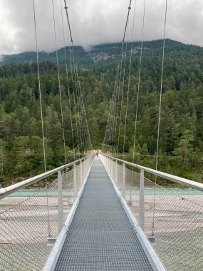 Avusturya 'daki zampara nehri üzerindeki asma köprü.