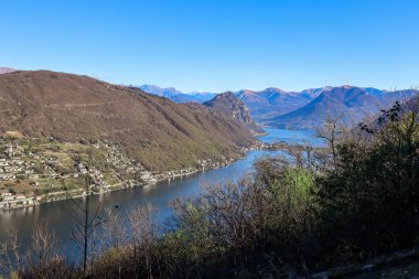 Serpiano, Ticino, İsviçre 'den Lugano Gölü ve çevresindeki dağlara bakın.