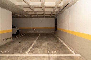 Kentsel konut binasında boş park yeri
