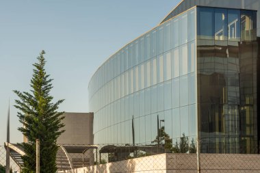 El değmemiş gökyüzünün olduğu bir günde bir sürü siyah cam ve metanın olduğu ofis binaları.