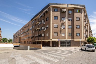 Kahverengi tuğlalı ve çatısı tahtayla kaplı bir bina cephesi.