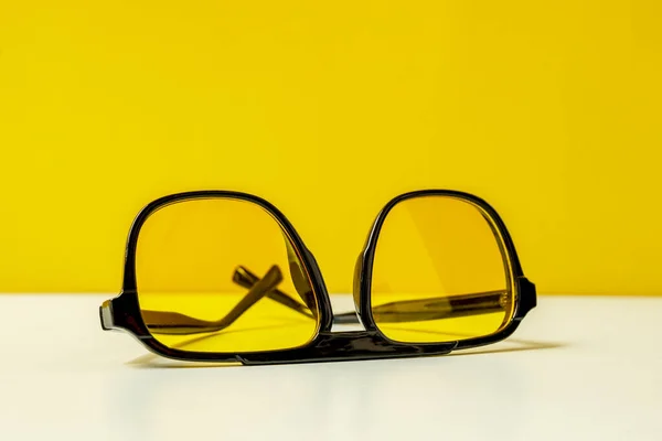 Schwarze Sonnenbrille Mit Gelben Gläsern — Stockfoto