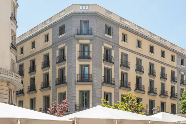 Центральна Площа Мадрида Білими Авантюрами Багатьма Фасадами Старих Будівель Великою — стокове фото