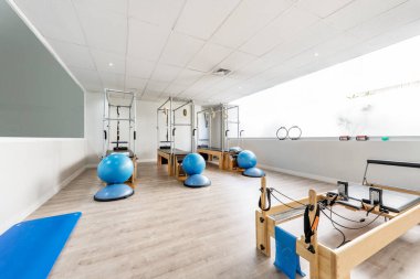 İyileştirici bir spor salonunun objeleri ve makineleri bu amaç için.