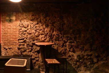 Chiaroscuro bölgesinde yüksek tablolu kokteyl barı