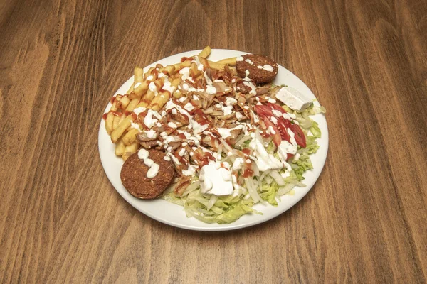 Büyük Bir Yığın Tavuk Kuzu Etiyle Kebap Menüsü Salata Patates — Stok fotoğraf