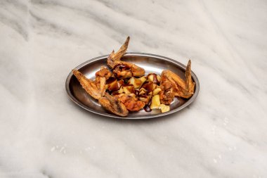 Tipik İspanyol tapa soslu kızarmış tavuk kanadı.