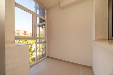 Beyaz alüminyum ve park manzaralı küçük boş bir ev.