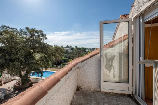 Kleine Leere Terrasse Eines Einfamilienhauses Umgeben Von Fliesen Und Mit — Stockfoto