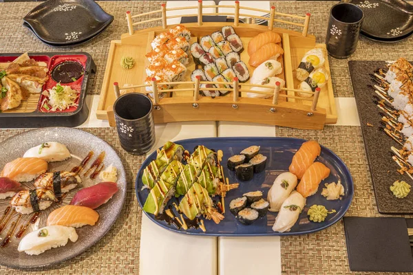 Conjunto Pratos Frutos Mar Sushi Todos Tipos Gyozas Japonesas Arroz — Fotografia de Stock