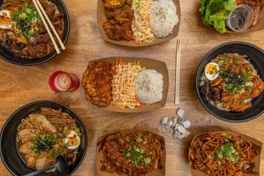 Harika Asya yemekleri sokak yemeklerinde, sığır etli erişte ve istiridye soslu, Vietnam dürümleri, sebzeli erişte, ördek eriştesi, karides tempura ve kızarmış gyozas, tavuk köri.