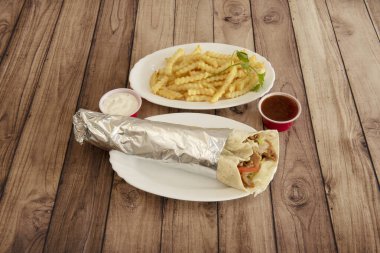 Pakistanlı kebap menüsü, içi doldurulmuş balık ve soslu patates kızartması.