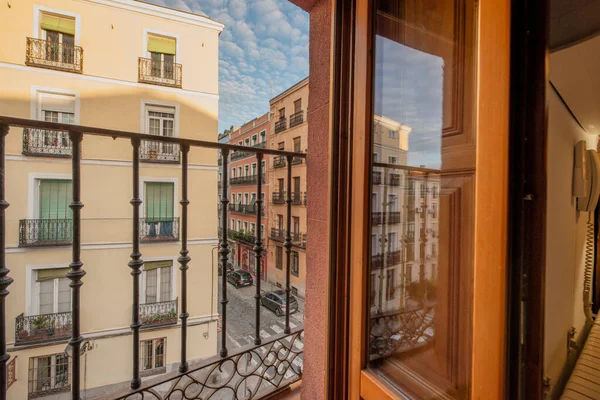 Vistas Rua Uma Varanda Uma Casa Vintage Centro Madrid — Fotografia de Stock