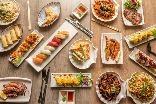 Naczynia Doskonałymi Azjatyckimi Przepisami Sushi Makaron Sosem Wołowym Ostrygowym Wietnamskie — Zdjęcie stockowe